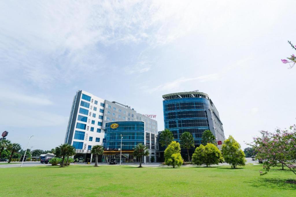 The Crew Hotel Kualanamu International Airport Medan Exterior foto