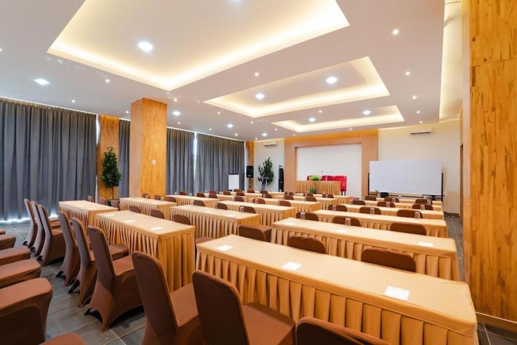 The Crew Hotel Kualanamu International Airport Medan Exterior foto
