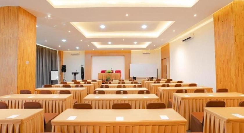 The Crew Hotel Kualanamu International Airport Medan Exterior foto