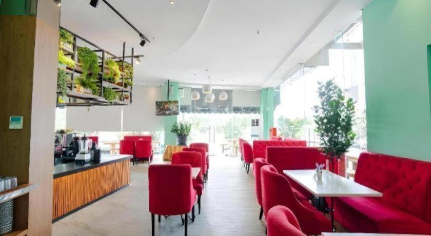 The Crew Hotel Kualanamu International Airport Medan Exterior foto