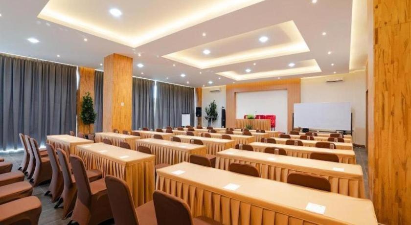 The Crew Hotel Kualanamu International Airport Medan Exterior foto