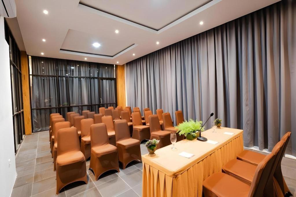 The Crew Hotel Kualanamu International Airport Medan Exterior foto