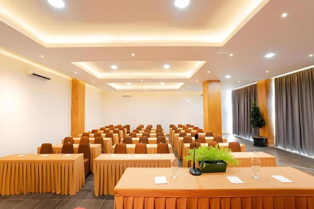 The Crew Hotel Kualanamu International Airport Medan Exterior foto