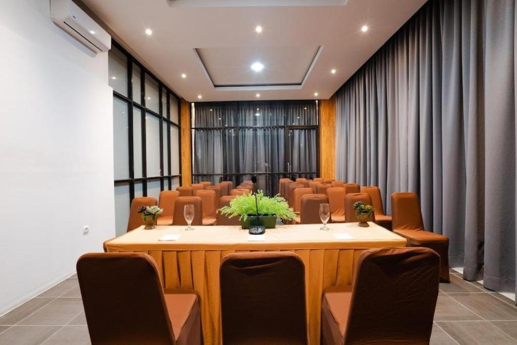 The Crew Hotel Kualanamu International Airport Medan Exterior foto
