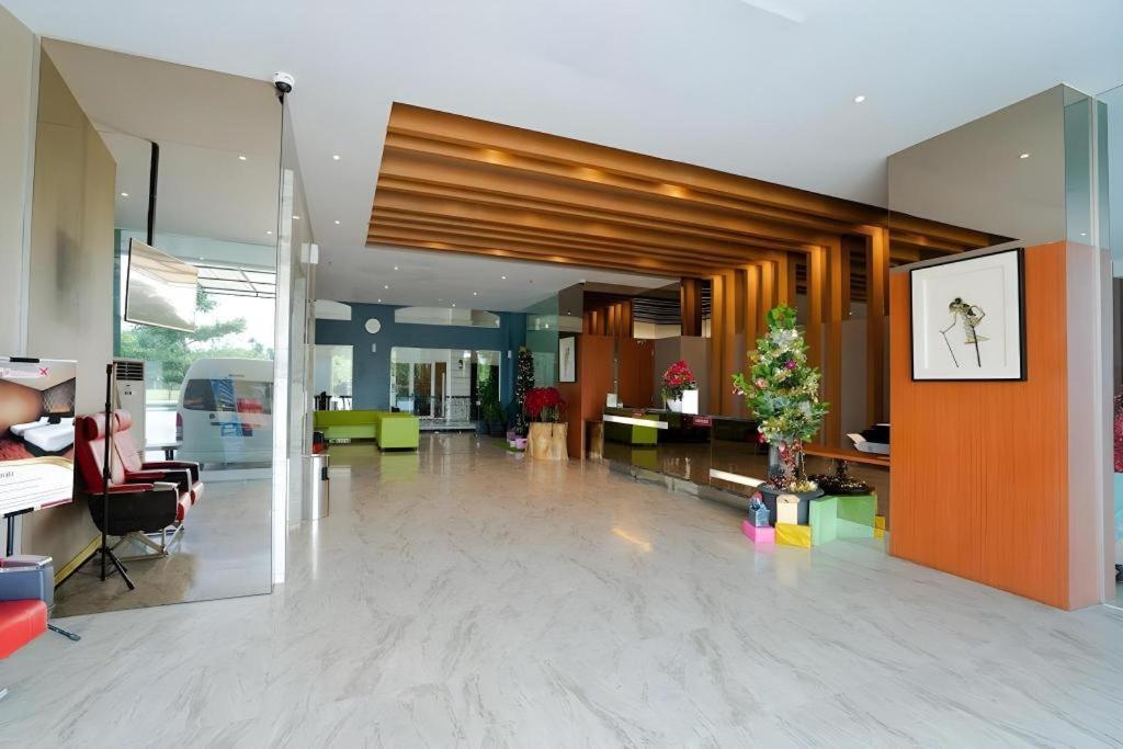 The Crew Hotel Kualanamu International Airport Medan Exterior foto